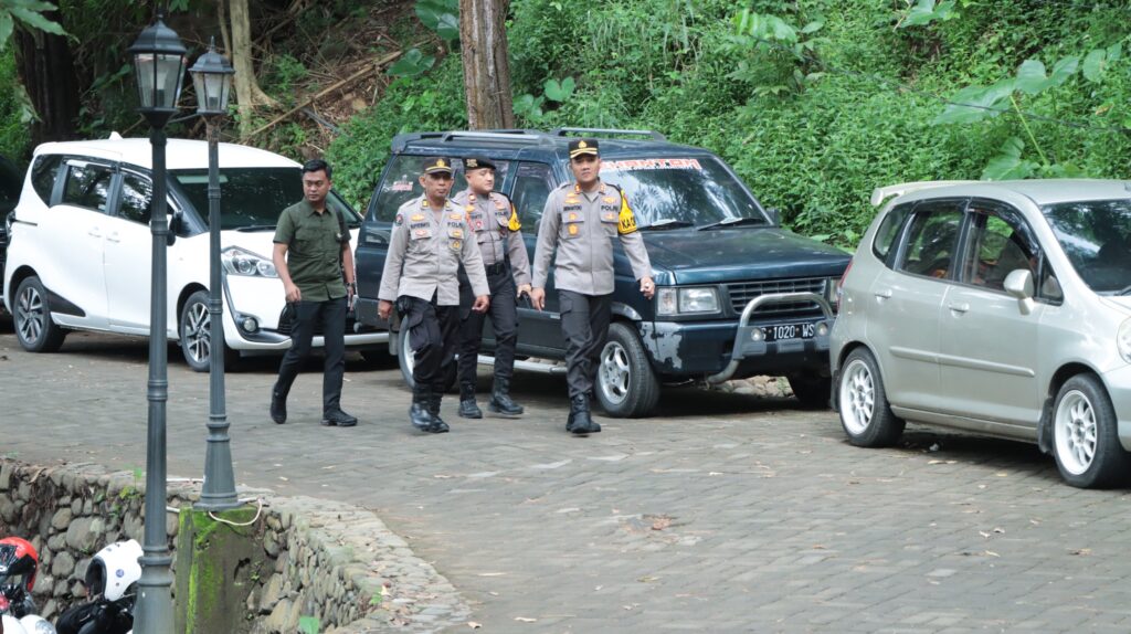 Libur Lebaran, Kapolres Pantau Wisata Jolotundo Pastikan Keamanan Pengunjung