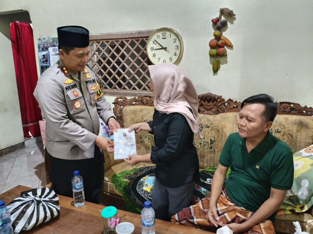 Dukung Proses Pemulihan, Kapolres Nganjuk Jenguk Kasat Binmas di Prambon