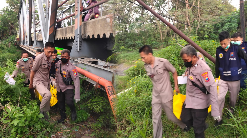 Mayat Pria Ditemukan di Bawah Jembatan Ringinanom, Diduga Korban Pembunuhan