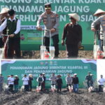 Kapolda Jatim Pimpin Penanaman Jagung Serentak di Nganjuk, Dukung Target Nasional 10 Juta Ton