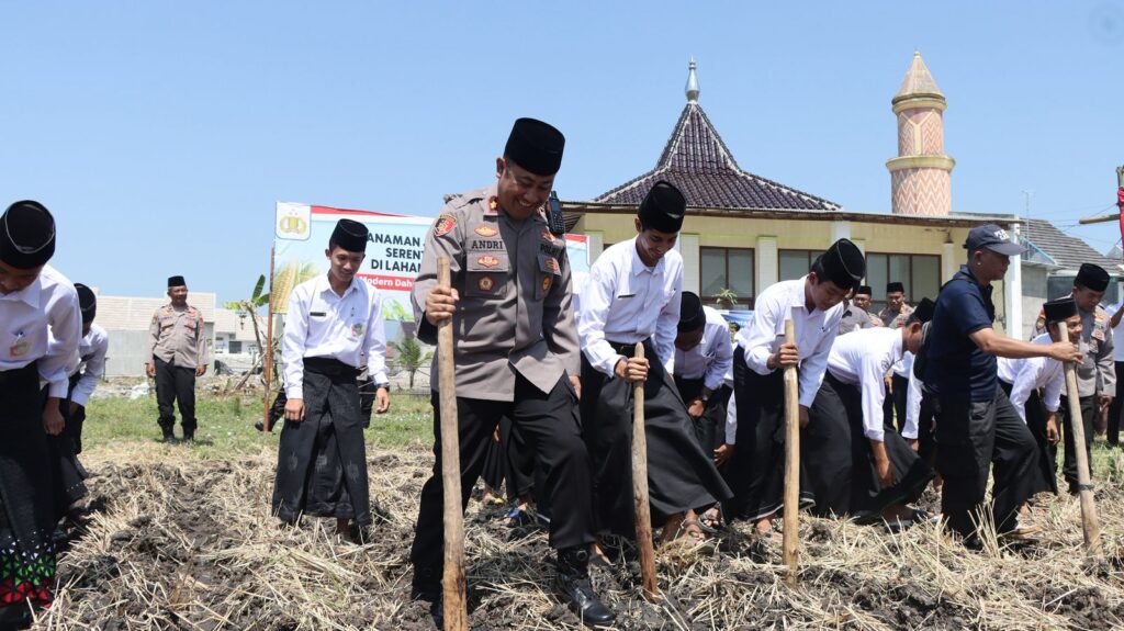 Polres Nganjuk Dukung Penanaman Jagung Serentak Bersama Santri se-Jatim, Dorong Kemandirian Pangan