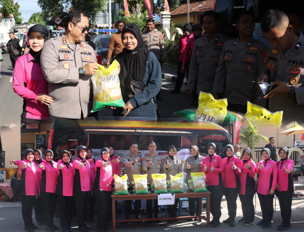 Polres Nganjuk Gelar Pasar Murah di Car Free Day, Beras SPHP Bulog Diserbu Warga