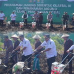 Bupati Nganjuk bersama Kapolda Jatim Tanam Benih Jagung Bhayangkara 5,2 Hektar di kawasan Hutan Selatan Bendungan Semantok, Sambikerep, Kecamatan Rejoso