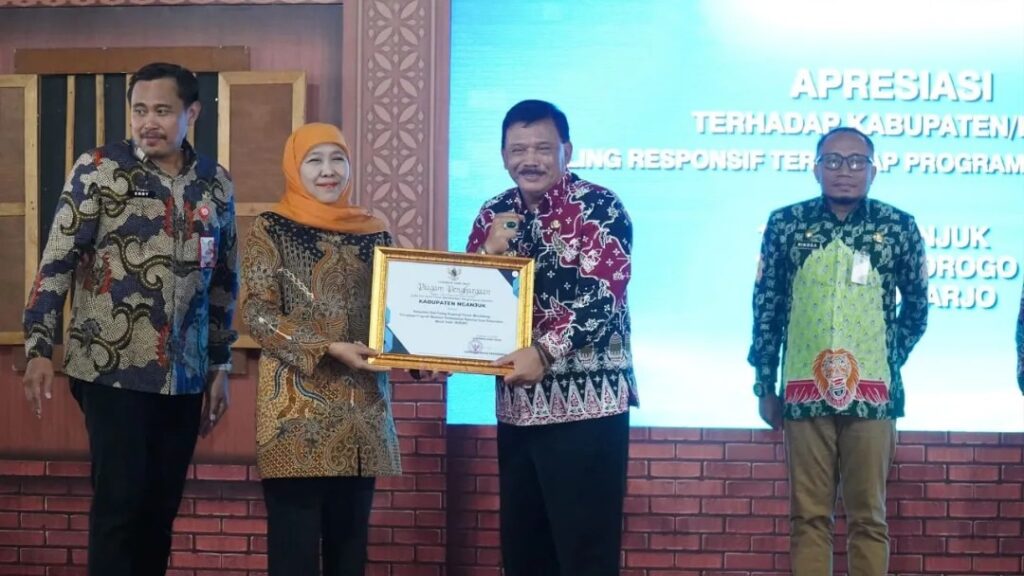 Bupati Nganjuk Terima 3 Milliar dari Gubernur Jatim, Atas Capaian Pembentukan Koperasi Merah Putih Dalam Waktu Singkat.