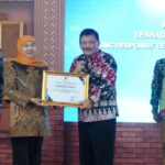 Bupati Nganjuk Terima 3 Milliar dari Gubernur Jatim, Atas Capaian Pembentukan Koperasi Merah Putih Dalam Waktu Singkat.