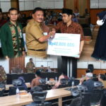 Bupati Nganjuk Serahkan program Bantuan Iuran BPJS Ketenagakerjaan kepada 7.481 Tenaga Kerja