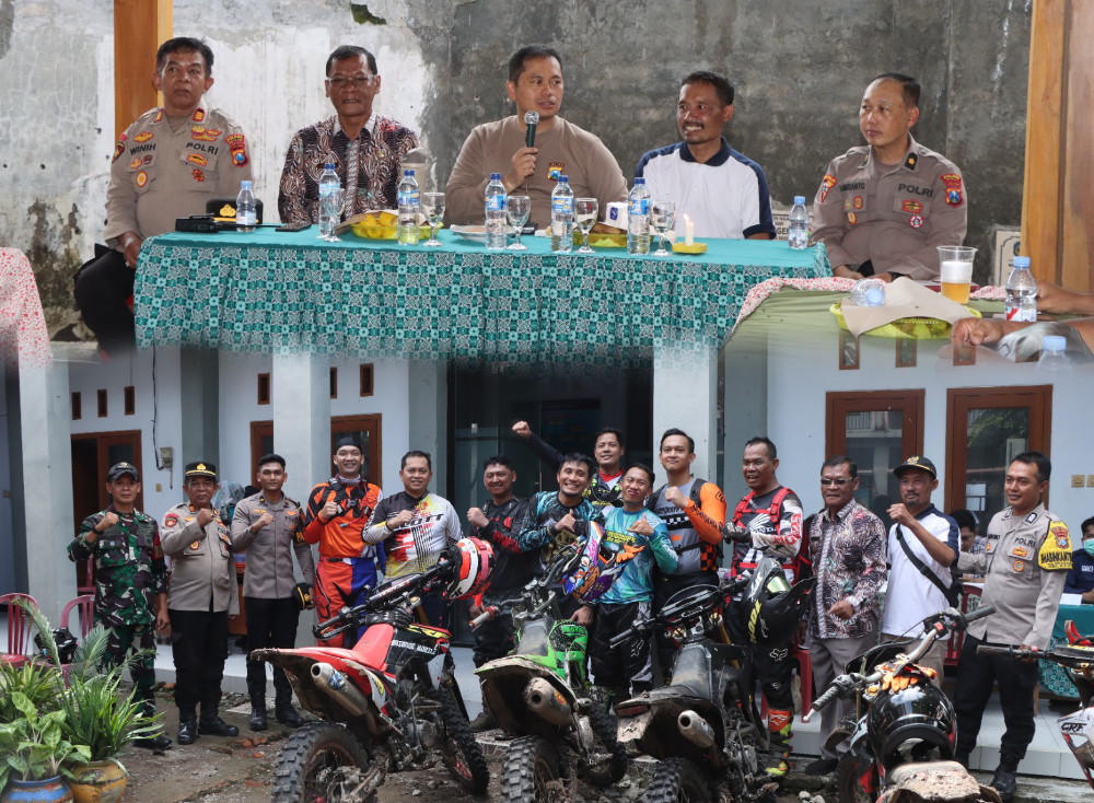 Trabas Kamtibmas Polres Nganjuk Bersama Komunitas Trail, Dilanjutkan Silaturahmi dan Bansos di Balai Desa Gemenggeng