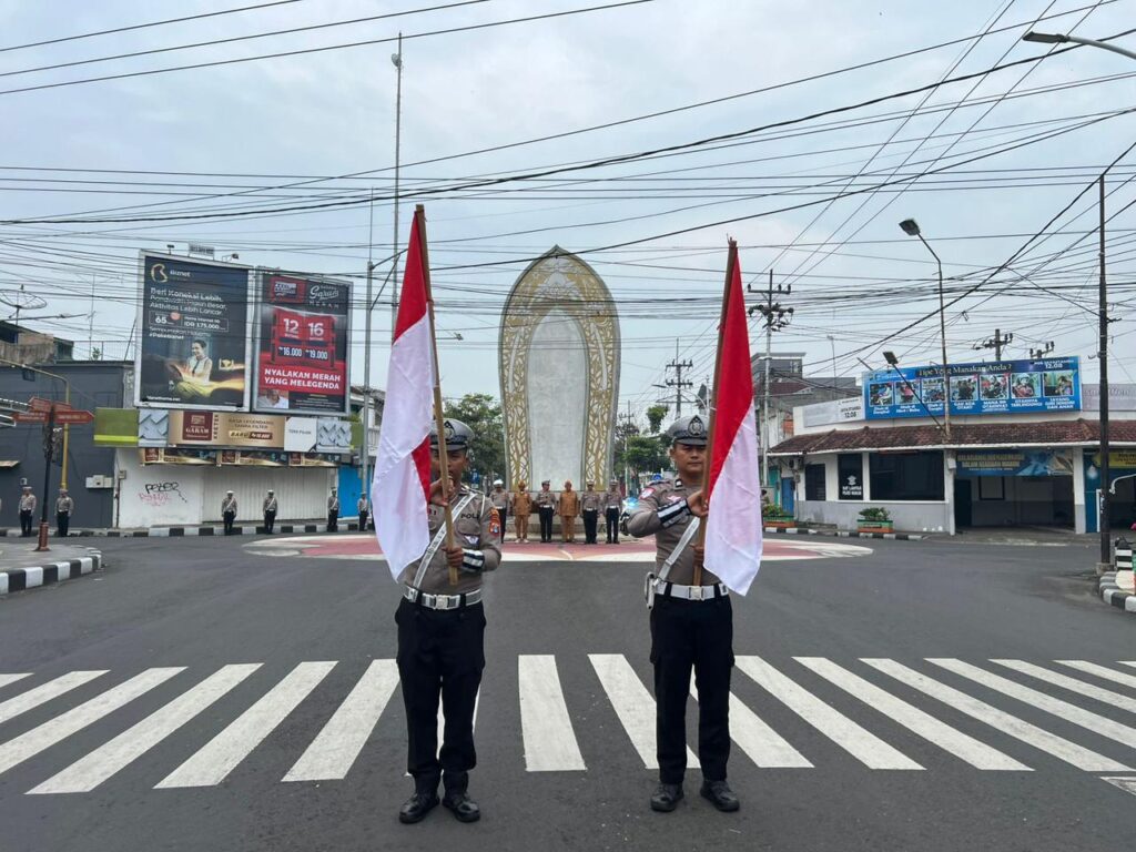 Satlantas Polres Nganjuk Bersama Komunitas Sepeda Kuno Gelar Hening Cipta di Simpang Empat Tugu Jaya Stamba