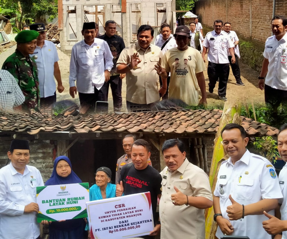 Bupati Nganjuk Serahkan Bantuan Rp 20 Juta Perbaiki Rumah Tidak Layak Huni