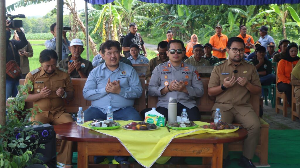 Kapolres Nganjuk Hadiri PWI Nganjuk Green Movement 2025, Tanam 1.000 Pohon Cegah Bencana